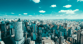 Foto de cima de uma cidade