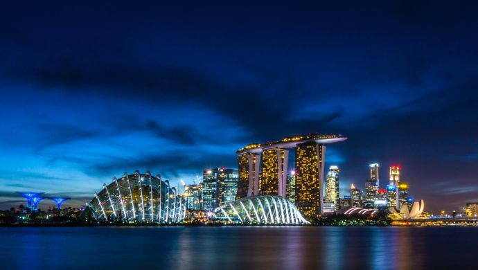 Cidade de Singapura vista pela noite