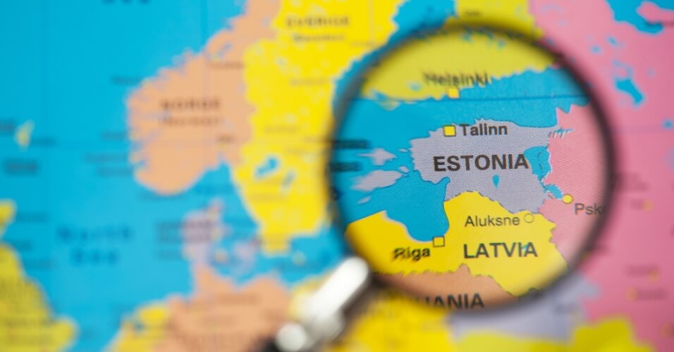 Lupa com Estonia em destaque