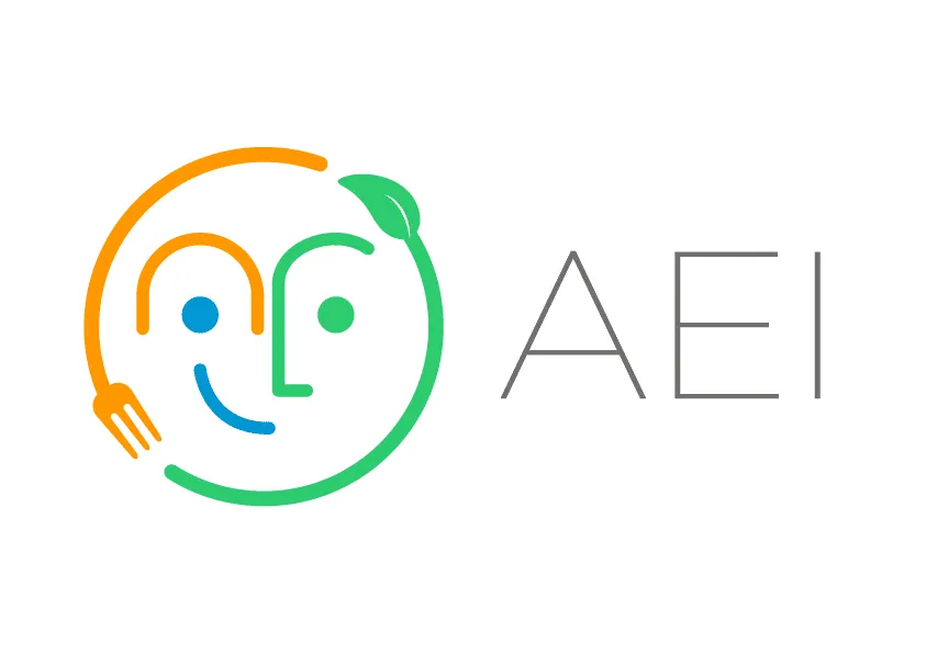 Logotipo mostra as letras "AEI" que representam Alimentação Escolar Inteligente, ao lado de um ícone colorido que parece um rosto sorridente formado por uma colher e um garfo e uma folha, em cores laranja, verde e azul.