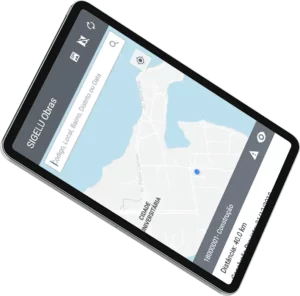 Tablet exibindo um mapa interativo do software "SIGELU Obras", com ícones de pesquisa e localização na parte superior e informações sobre obras públicas na parte inferior da tela.