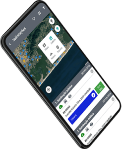 Smartphone exibindo o aplicativo "SIGELU" com uma lista de solicitações sobre um fundo de mapa, com botões de interação para detalhes e status de cada solicitação.