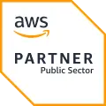 Logotipo do programa "AWS Partner Public Sector", com o sorriso da Amazon sob a palavra "aws" e a designação "PARTNER" abaixo, dentro de um hexágono com bordas laranja.