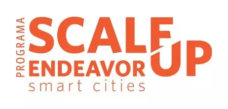 Logotipo do "Programa Scale-Up Endeavor Smart Cities" com as palavras em laranja, sendo 'SCALE UP' em maior escala e, abaixo, 'ENDEAVOR' em menor escala.