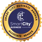 Logotipo circular selo dourado com texto "Smart City Business America" e "Associate Member" em torno de um globo estilizado com a inscrição "SmartCity Business Ecosystems".